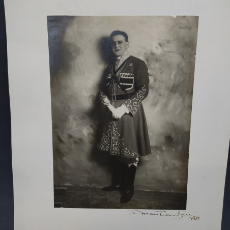 Foto di scena di attore non identificato con autografo datato 1929