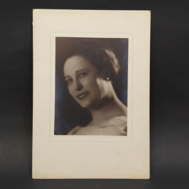Foto ritratto di donna non identificata, studio fotografico L. Vaghi Parma