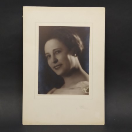 Foto ritratto di donna non identificata, studio fotografico L. Vaghi Parma