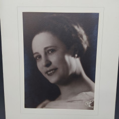 Foto ritratto di donna non identificata, studio fotografico L. Vaghi Parma 2