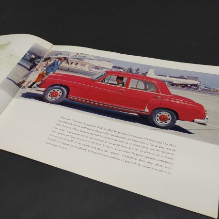 Catalogo automobili Mercedes-Benz 220S in francese con aloni e macchie