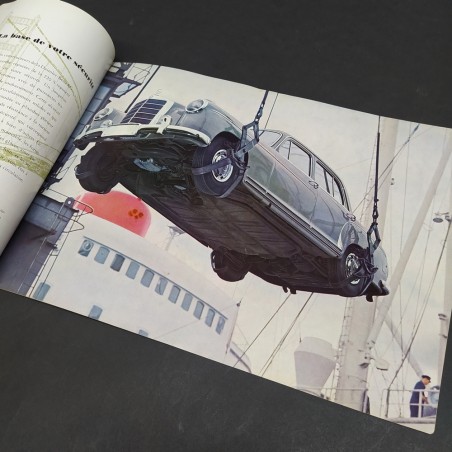 Catalogo automobili Mercedes-Benz 220S in francese con aloni e macchie