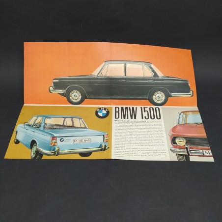 Catalogo delle automobili BMW 1500 in francese con sbucciature e macchie