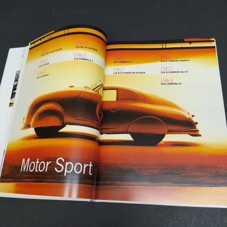 Catalogo del museo Porsche di Stoccarda in inglese, copertina rigida, 160 pagine