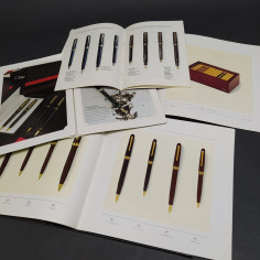 Lotto di 3 cataloghi di penne stilografiche Omas. Sbiaditure e pieghe 2
