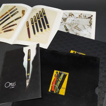 Lotto di 3 cataloghi di penne stilografiche Omas. Sbiaditure e pieghe