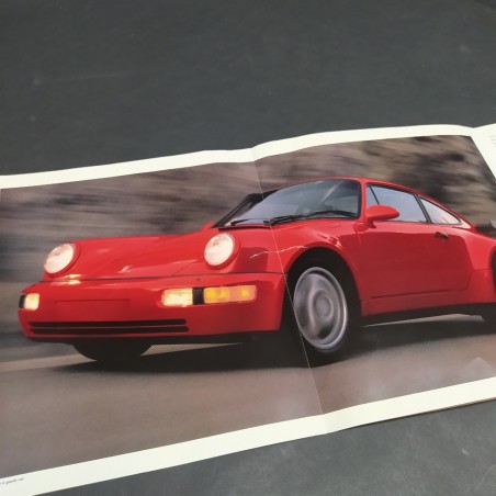 Catalogo automobili Porsche, edizione 1990 in inglese con pieghe e strappi