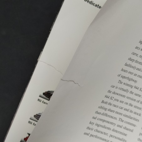 Catalogo automobili Porsche, edizione 1990 in inglese con pieghe e strappi
