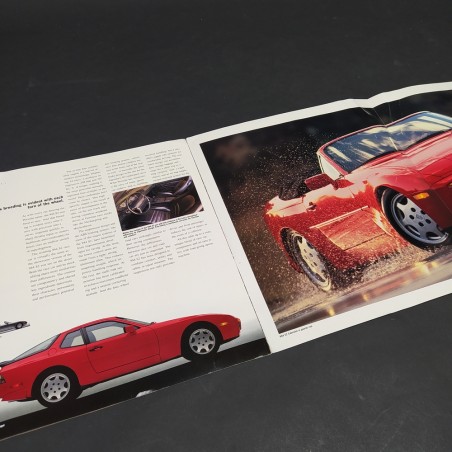 Catalogo automobili Porsche, edizione 1990 in inglese con pieghe e strappi