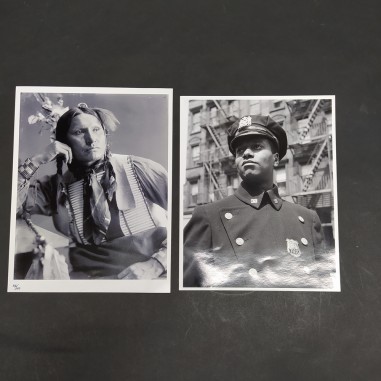 Lotto di 2 fotografie con poliziotto afroamericano a New York e nativo americano