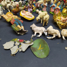 Lotto di statuine grotta e materiale da presepe, statuine fratturate, aggiustate 2