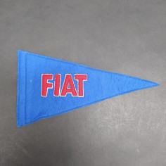 Bandierina triangolare Fiat in panno lenci con foro per cordino. Lana forellata