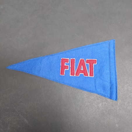 Bandierina triangolare Fiat in panno lenci con foro per cordino. Lana forellata
