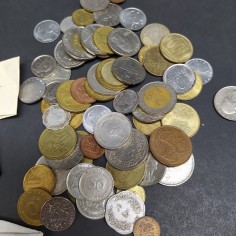 Blocco di monete straniere di varia provenienza e valore 2