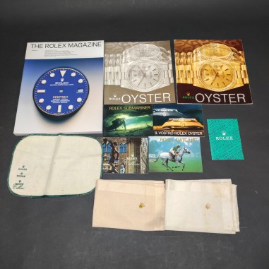 Lotto di 11 documenti, gadget e cataloghi di orologi Rolex in diverse lingue