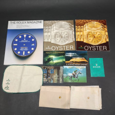 Lotto di 11 documenti, gadget e cataloghi di orologi Rolex in diverse lingue 2