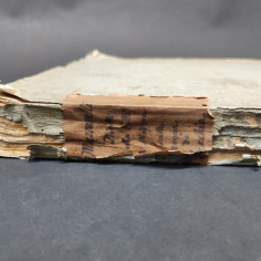 Libro Diritti città di Modena sulle acque di Secchia, 1827. Rilegatura strappata 2