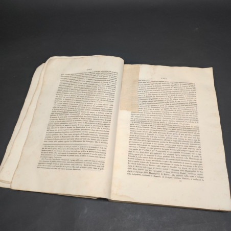 Libro Diritti città di Modena sulle acque di Secchia, 1827. Rilegatura strappata
