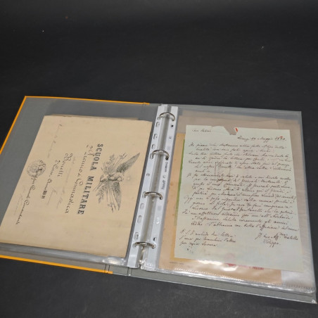 Blocco di documenti Scuola Militare, libretti, lettere e cartoline ingialliti