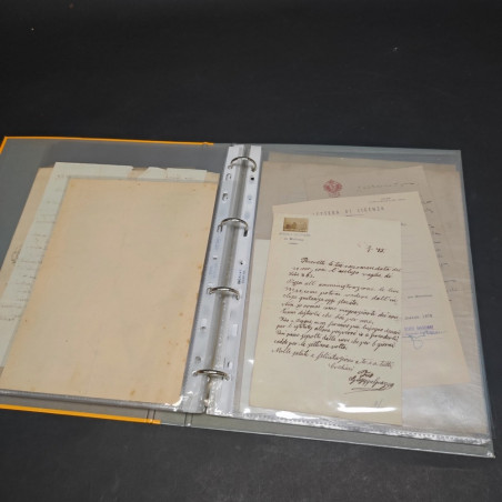 Blocco di documenti Scuola Militare, libretti, lettere e cartoline ingialliti
