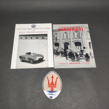 Lotto di 2 opuscoli Maserati in inglese e italiano e una decalcomania Maserati