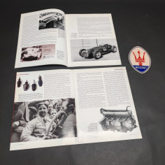 Lotto di 2 opuscoli Maserati in inglese e italiano e una decalcomania Maserati 2