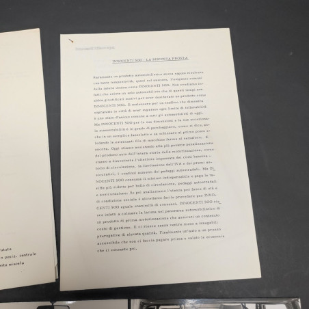 Cartellina con catalogo automobili Innocenti 500 e cartoline. Segni di ruggine