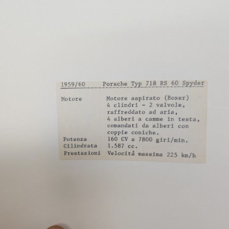 Cartellina Porsche Museum 1986 con notizie stampa e foto. Ingrigimenti e strappi