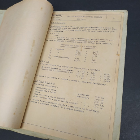 Libretto uso e manutenzione auto Maserati due posti. Macchie e spellatura