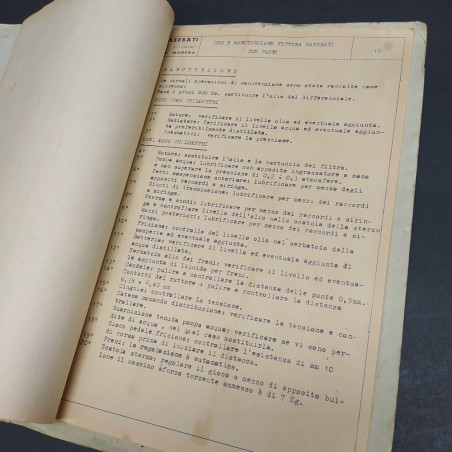 Libretto uso e manutenzione auto Maserati due posti. Macchie e spellatura