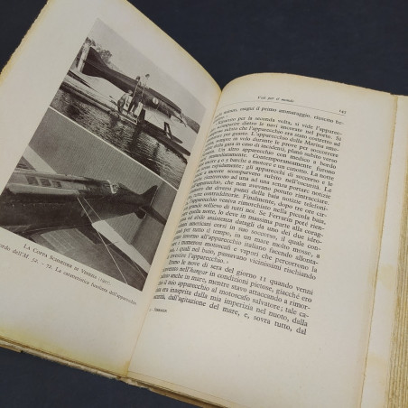 Volume Voli per il mondo, Arturo Ferrarin, Mondadori 1929. Fioritura della carta