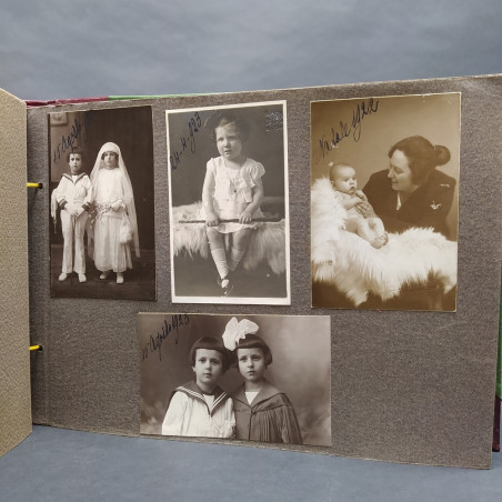 Album di fotografie di famiglia dei primi del '900. Alcune foto sono sbiadite