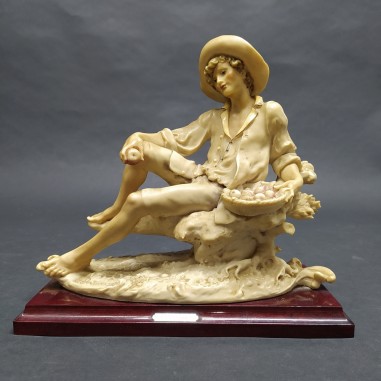 Statua Capodimonte di G. Armani con ragazzo con cesta di frutta 24,5x12 cm