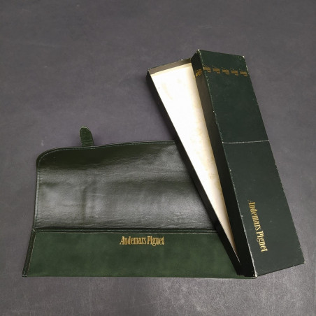 Fodero porta orologi Audemars Piguet verde in pelle con fibbia e logo dorati