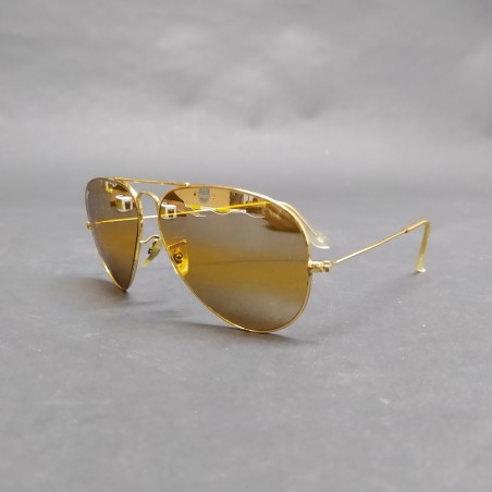 Occhiali da sole Ray-Ban a goccia con lenti e montatura dorate. Buono stato