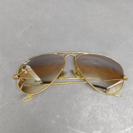 Occhiali da sole Ray-Ban a goccia con lenti e montatura dorate. Buono stato