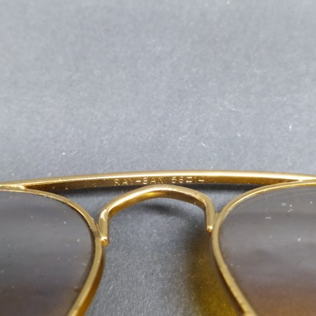 Occhiali da sole Ray-Ban a goccia con lenti e montatura dorate. Buono stato