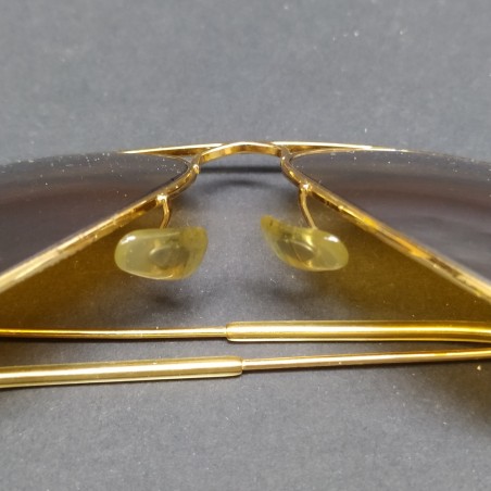 Occhiali da sole Ray-Ban a goccia con lenti e montatura dorate. Buono stato