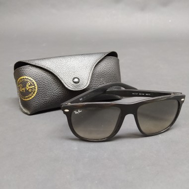 Occhiali da sole Ray-Ban con montatura nera in plastica, segni sulle lenti