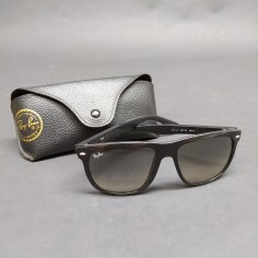 Occhiali da sole Ray-Ban con montatura nera in plastica, segni sulle lenti 2
