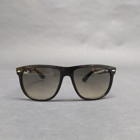 Occhiali da sole Ray-Ban con montatura nera in plastica, segni sulle lenti