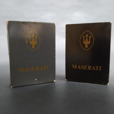 Lotto di 2 mazzi di carte da poker con logo Maserati inusate, retro nero/grigio