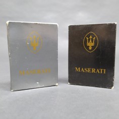 Lotto di 2 mazzi di carte da poker con logo Maserati inusate, retro nero/grigio 2