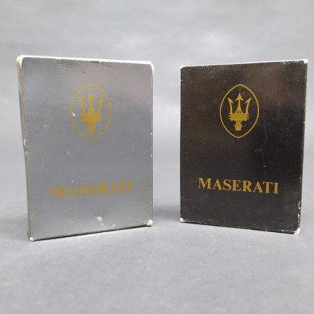 Lotto di 2 mazzi di carte da poker con logo Maserati inusate, retro nero/grigio