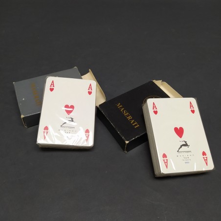 Lotto di 2 mazzi di carte da poker con logo Maserati inusate, retro nero/grigio