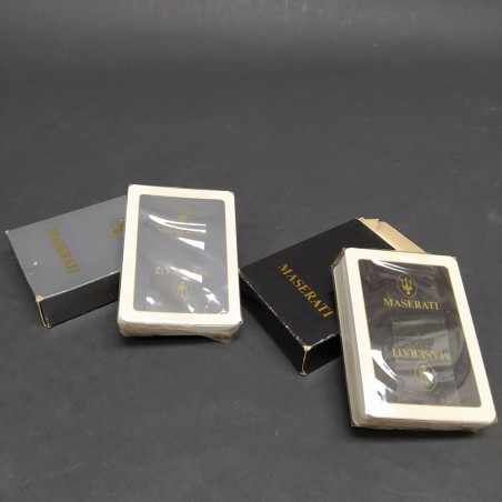 Lotto di 2 mazzi di carte da poker con logo Maserati inusate, retro nero/grigio