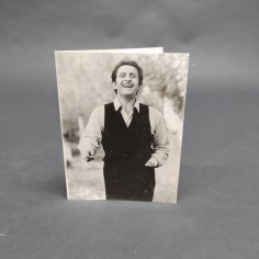 Cartoncino con due fotografie di Domenico Modugno con autografo e dedica