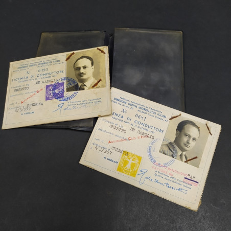 Porta documenti con due licenze di conduttore anni '50. Macchie e ruggine