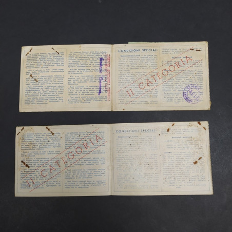 Porta documenti con due licenze di conduttore anni '50. Macchie e ruggine