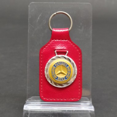 Portachiavi Mercedes Benz  in pelle rosso con logo su medaglia movibile. Buono